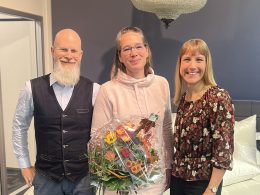 Bruno Zimmermann links, Tanja Kölliker in der Mitte und Sandra Stämpfli rechts lächeln für die Kamera. Tanja Kölliker hält einen Blumenstrauss in der Hand.