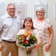 Maria Pia Del Grosso mit Blumenstrauss in der Hand auf dem Foto mit Guido Stutz und Agnes Enderli