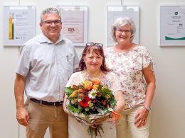 Maria Pia Del Grosso mit Blumenstrauss in der Hand auf dem Foto mit Guido Stutz und Agnes Enderli