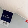 Detailansicht eines billerbeck-Kissens mit der billerbeck-Etikette. Unterhalb der Etikette sind das Made-in-Green-Logo sowie der zugehörende QR-Code sichtbar.