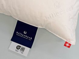 Detailansicht eines billerbeck-Kissens mit der billerbeck-Etikette. Unterhalb der Etikette sind das Made-in-Green-Logo sowie der zugehörende QR-Code sichtbar.