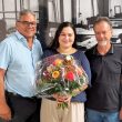 Yasemin Aytar mit Blumenstrauss in der Hand auf dem Foto mit Guido Stutz und Peter Gygli