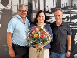 Yasemin Aytar mit Blumenstrauss in der Hand auf dem Foto mit Guido Stutz und Peter Gygli