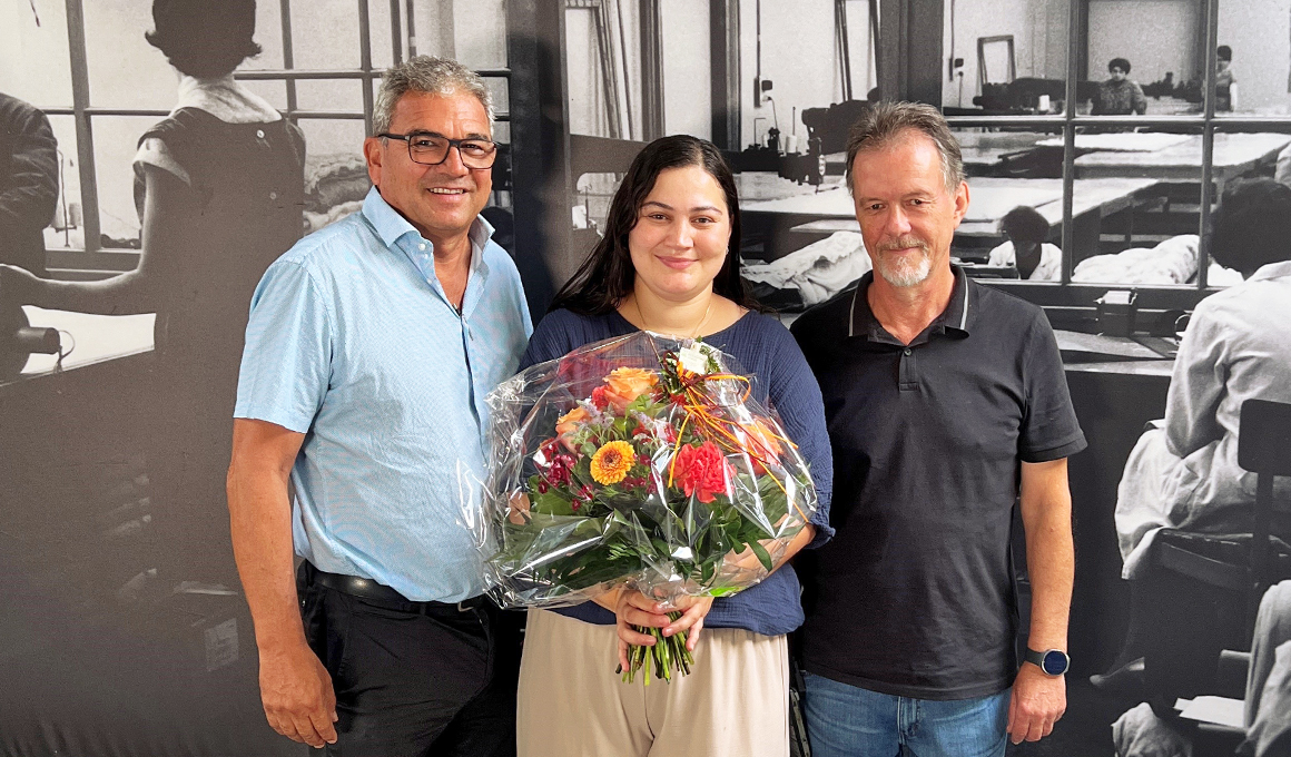 Yasemin Aytar mit Blumenstrauss in der Hand auf dem Foto mit Guido Stutz und Peter Gygli