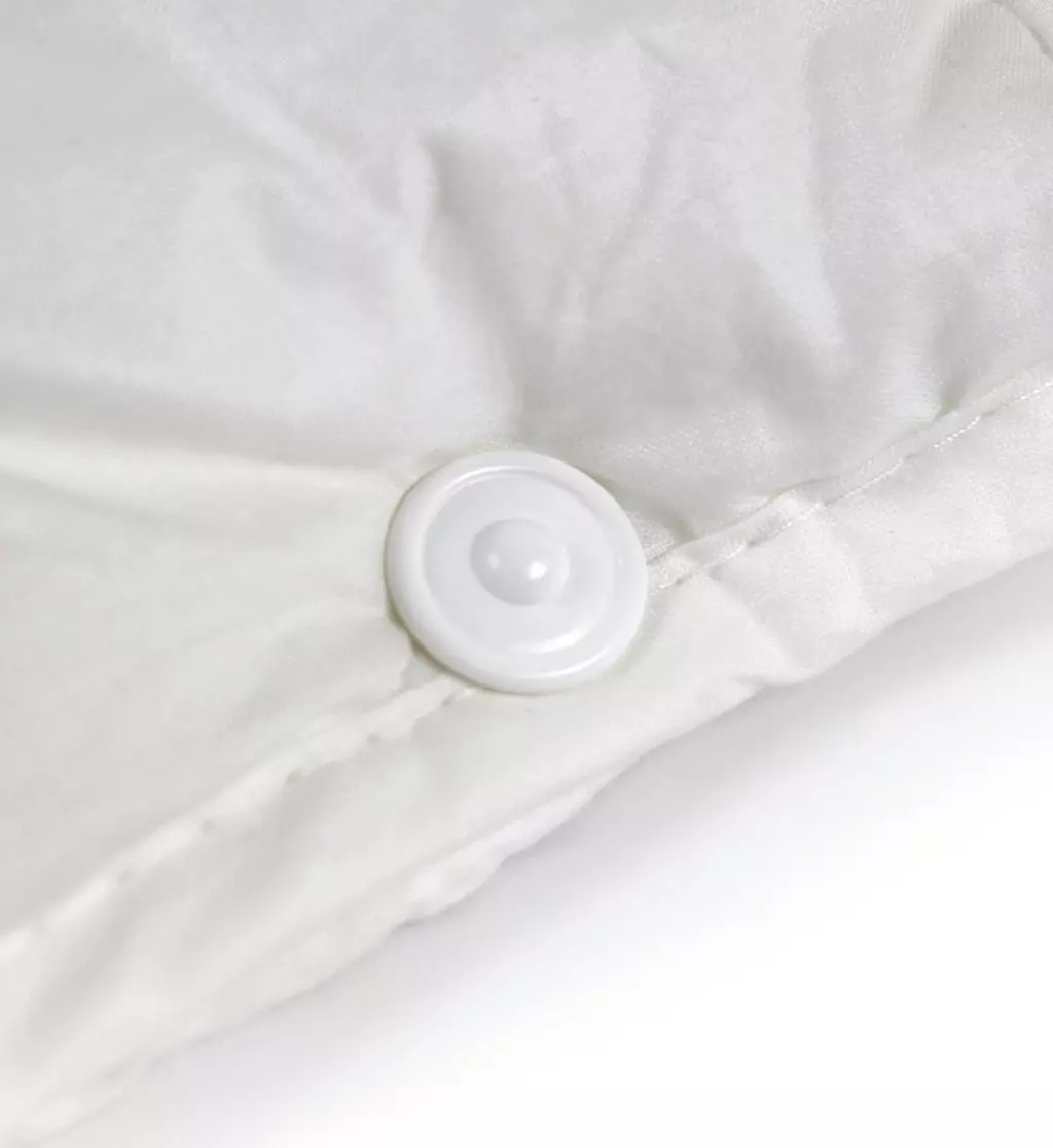 Closed connecting button of the billerbeck 4-seasons fibre duvet Alcando, underside