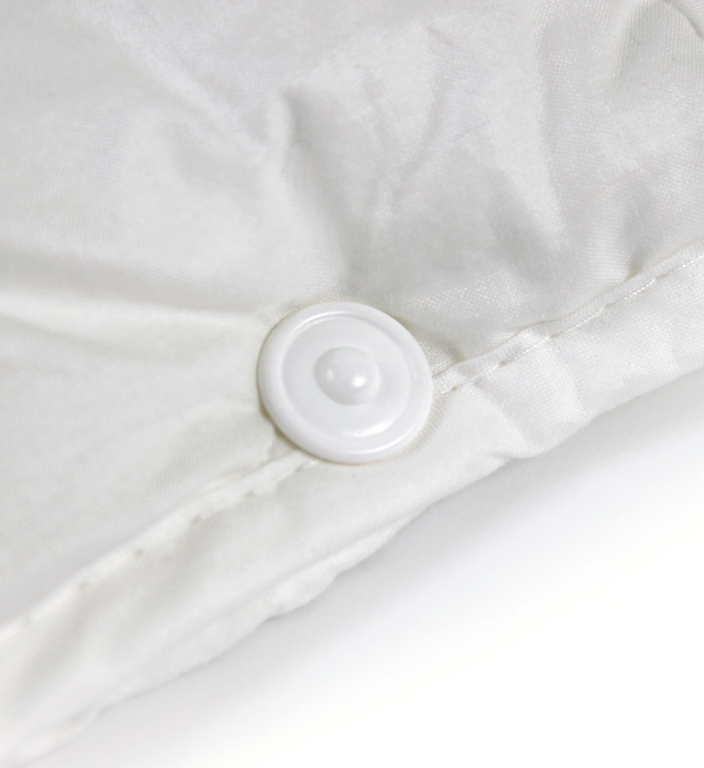 Fibre duvet 520 ALCANDO® Closed connecting button of the billerbeck 4-seasons fibre duvet Super Wash, underside