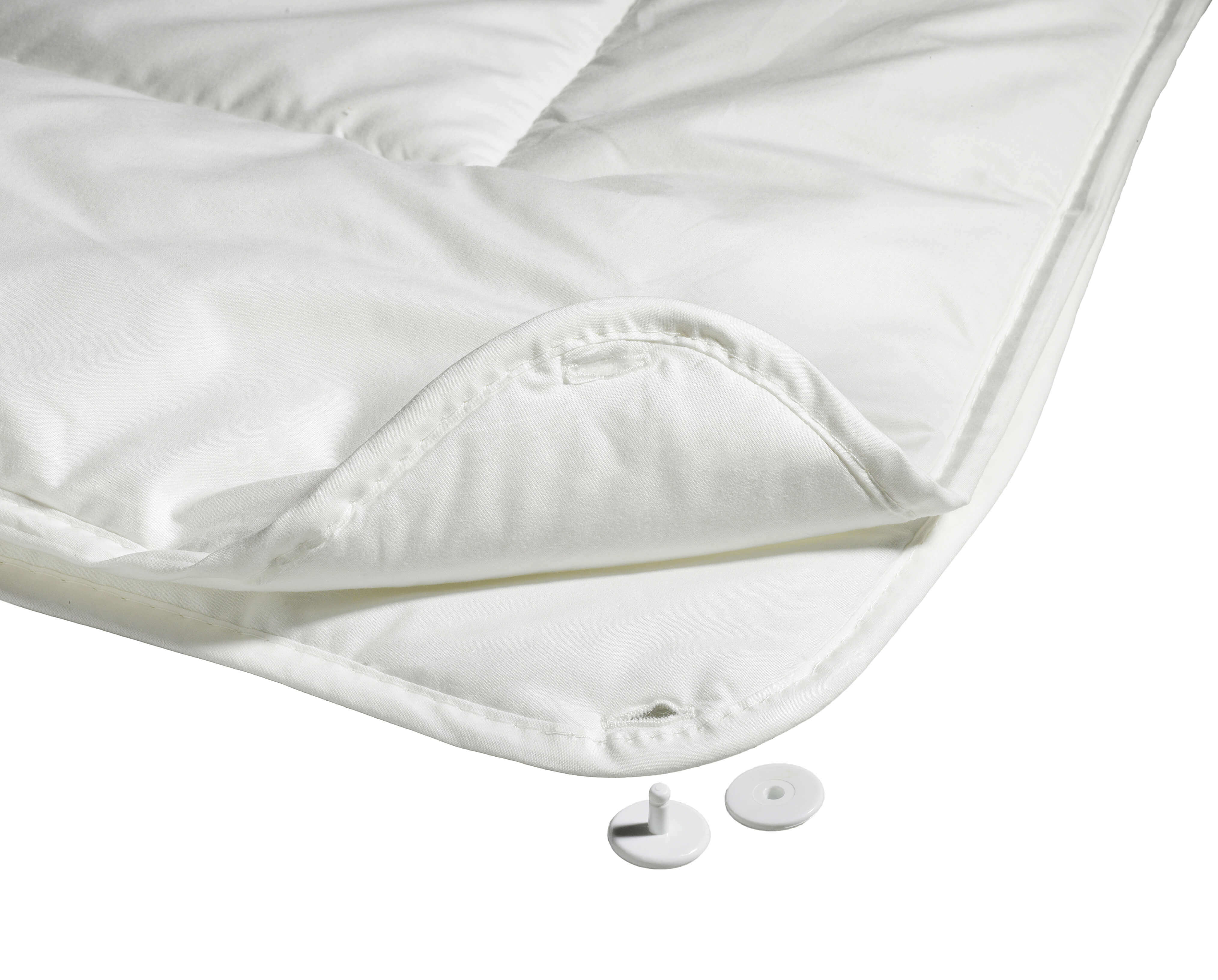 Open connecting buttons are located next to the 4-season Belair fibre duvet from billerbeck