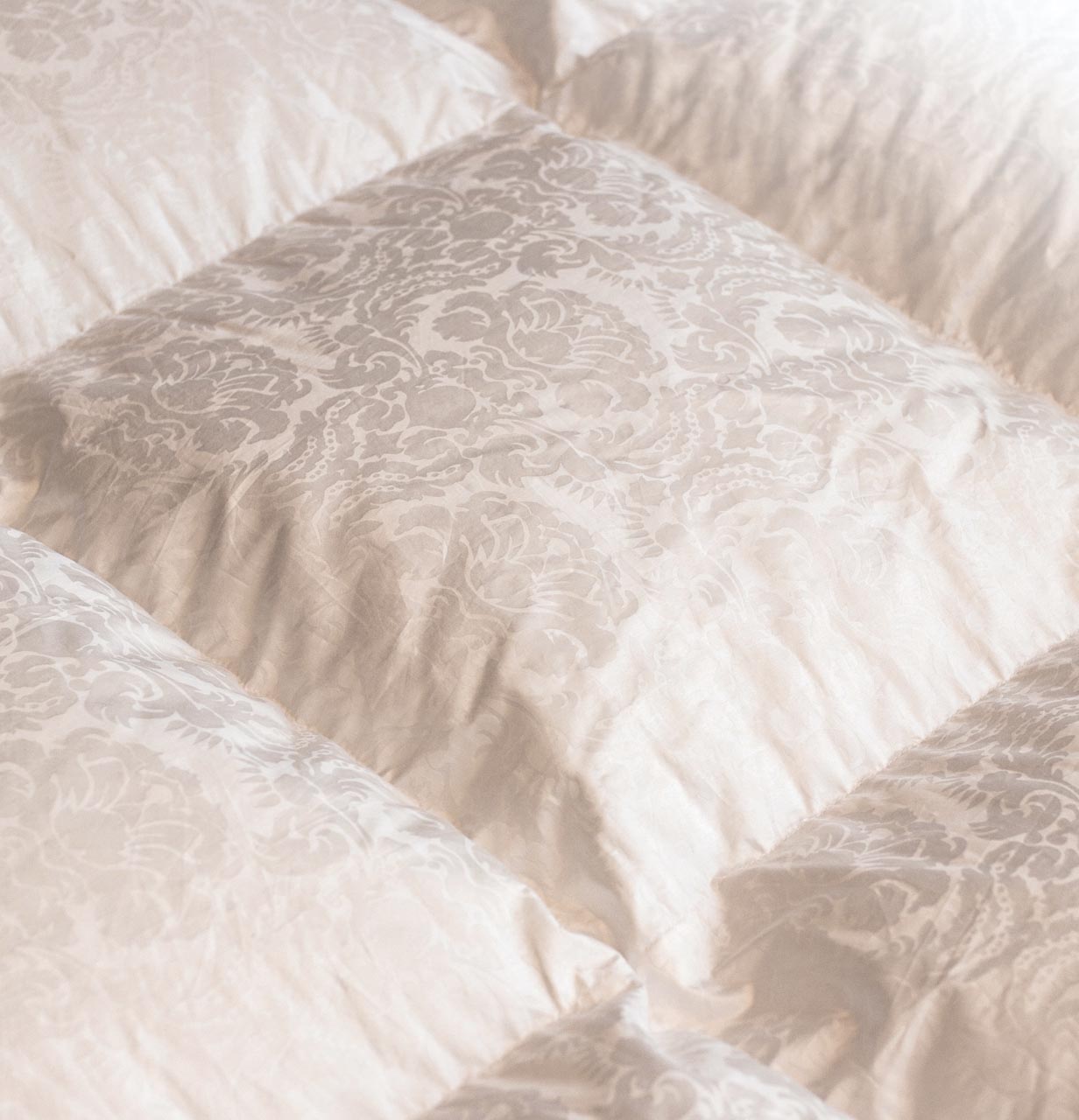Nahaufnahme der billerbeck Daunendecke Belvedere mit edlem Jacquard-Muster in Weiß