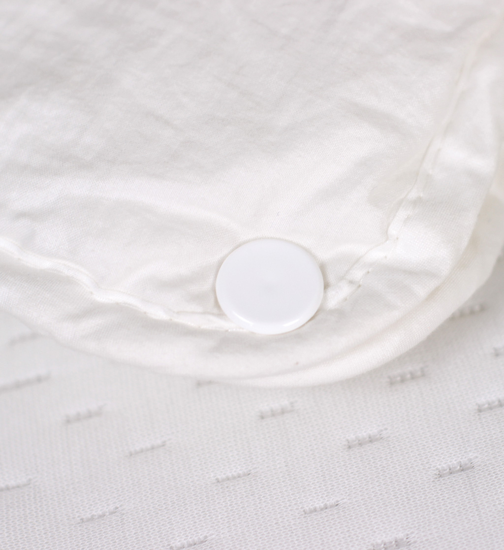 Button connection of the 4-season fibre duvet Super Wash from billerbeck, closed, top view