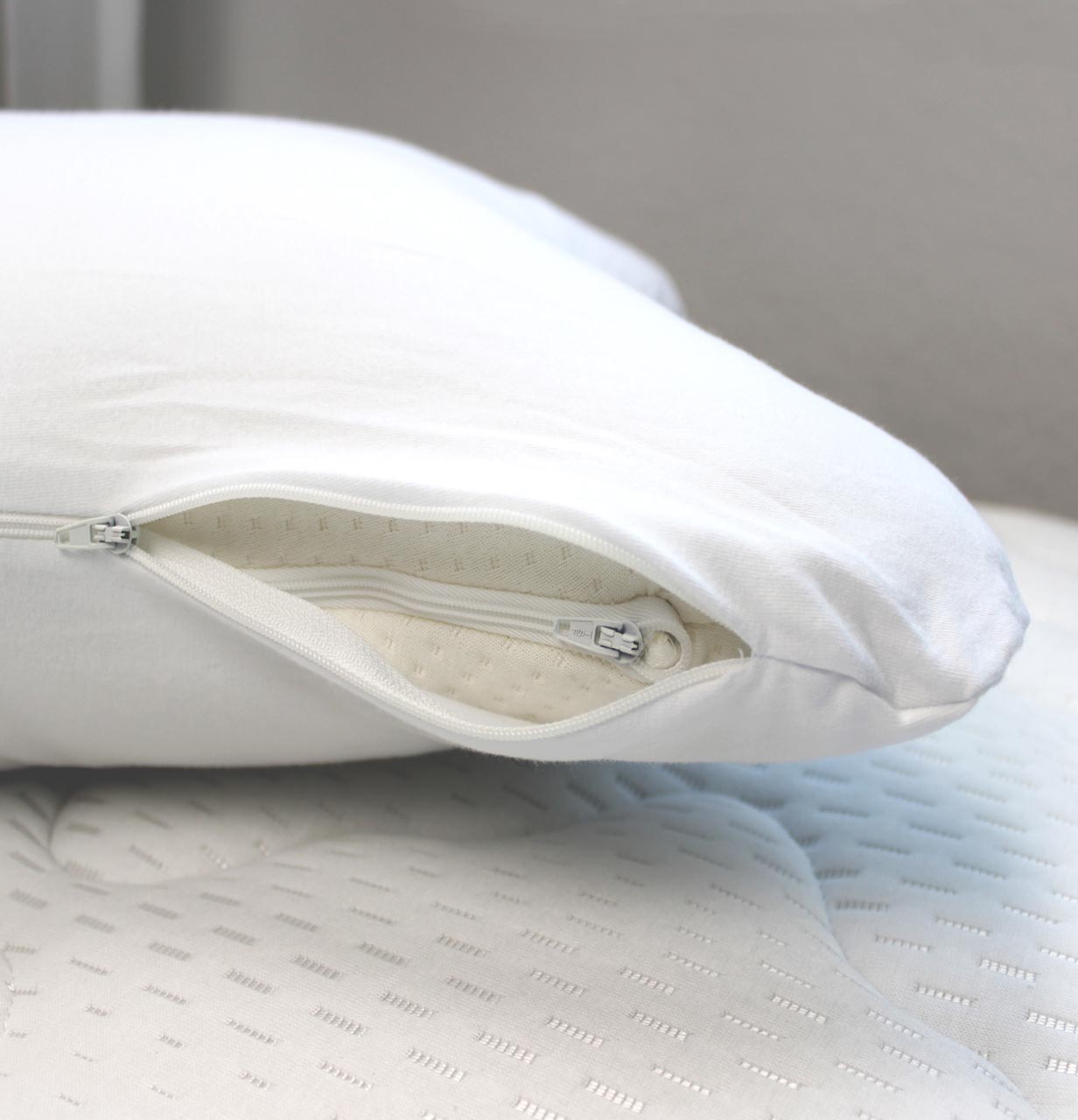 Detailed view of the billerbeck pillowcase Heinzi with open zip in white