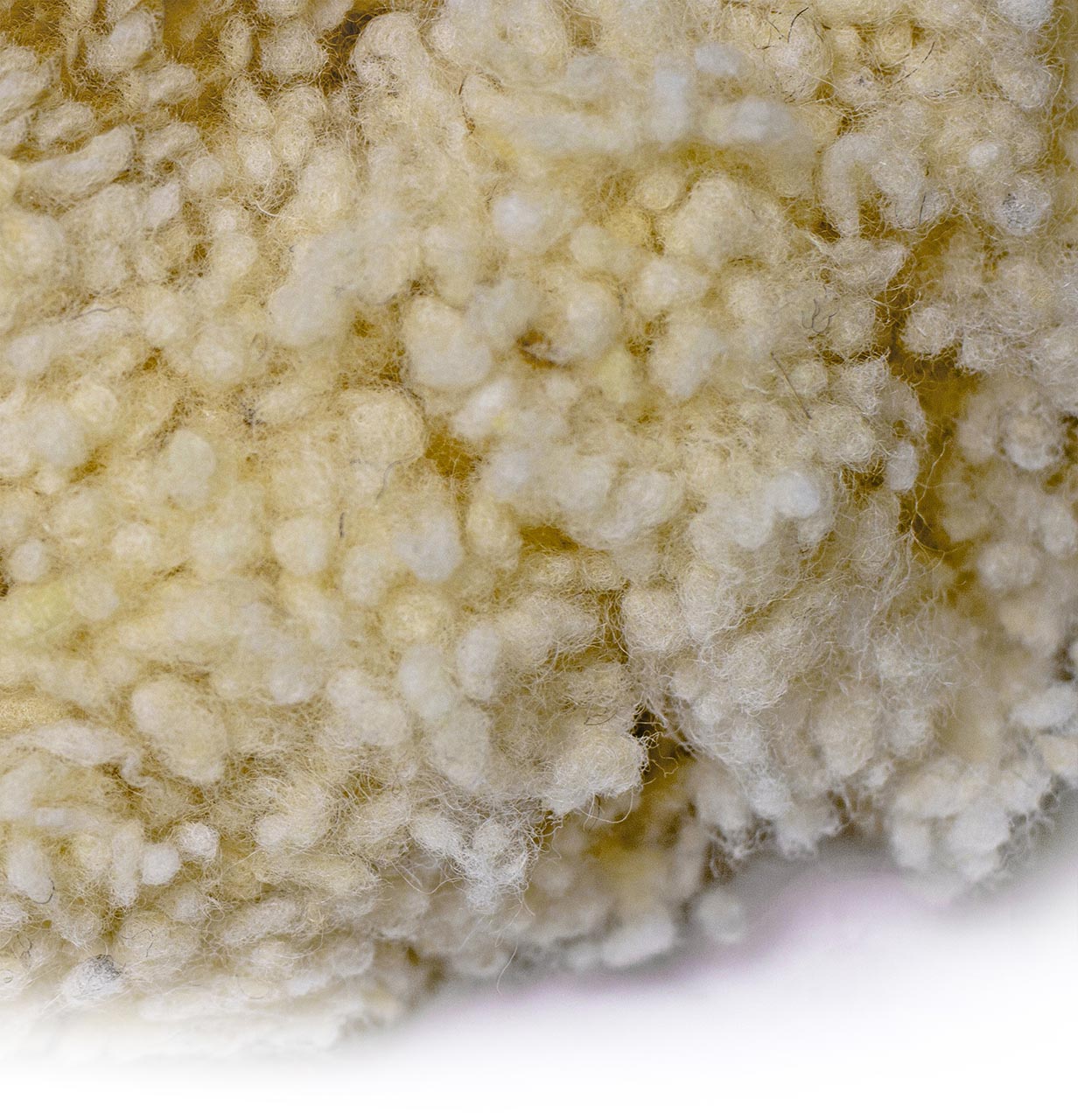 Pillow filling LINDFLOCKS® sheep wool balls Close-up of the billerbeck pillow filling Lindflocks made of virgin sheep's wool - 100 g pack