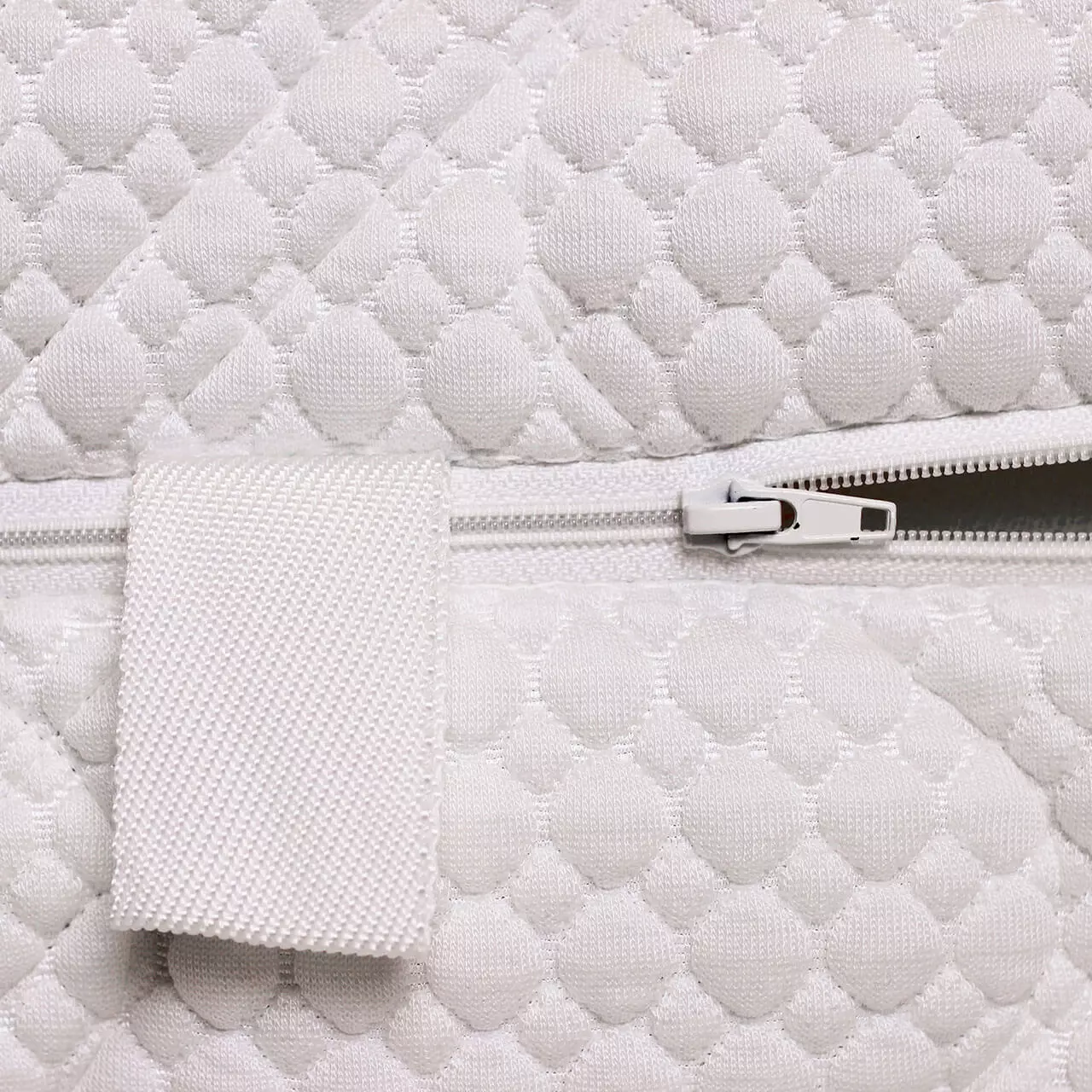 Detailed view of the zip on the cover of the billerbeck cold foam mattress Wellfoam