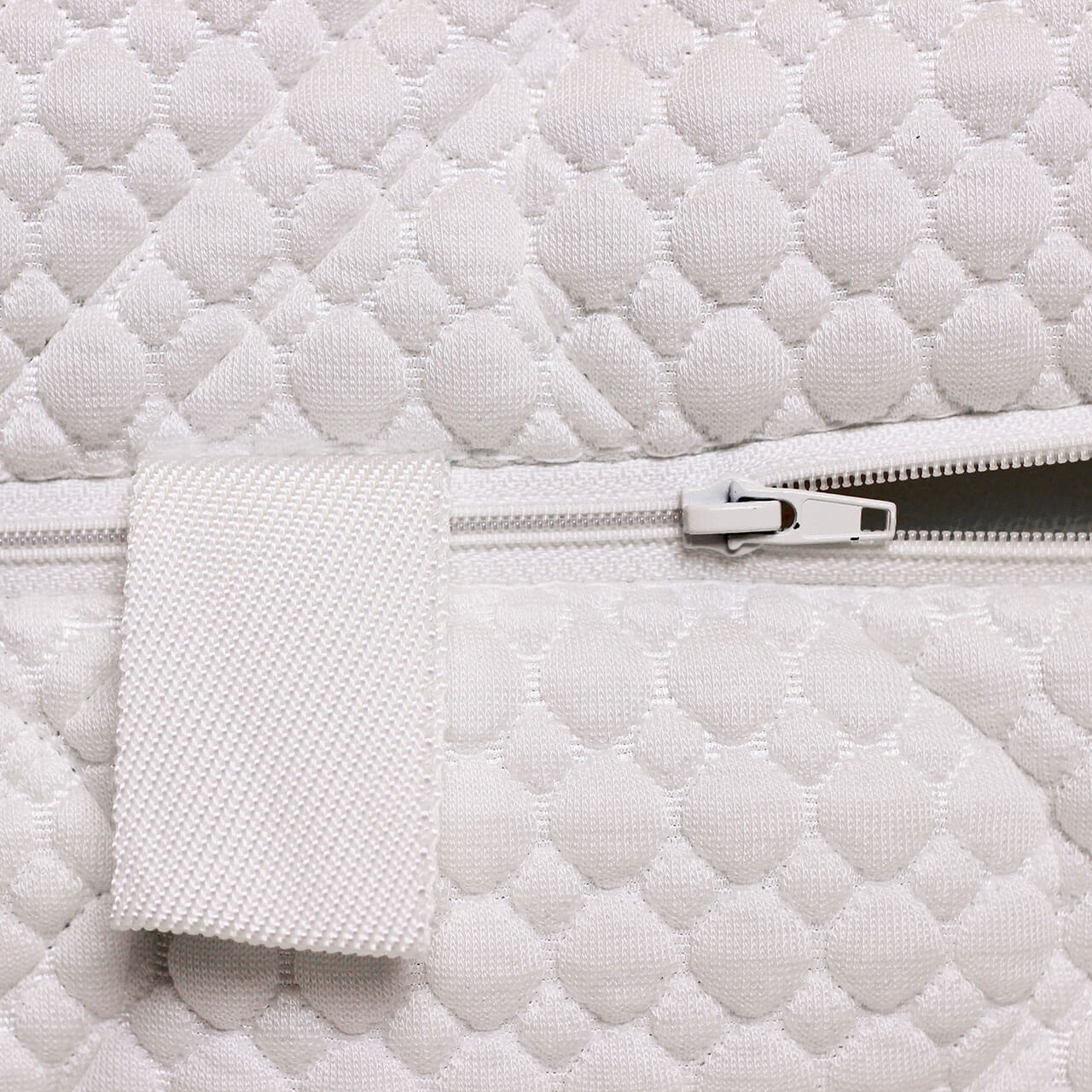 Detailed view of the zip on the cover of the billerbeck cold foam mattress Wellfoam