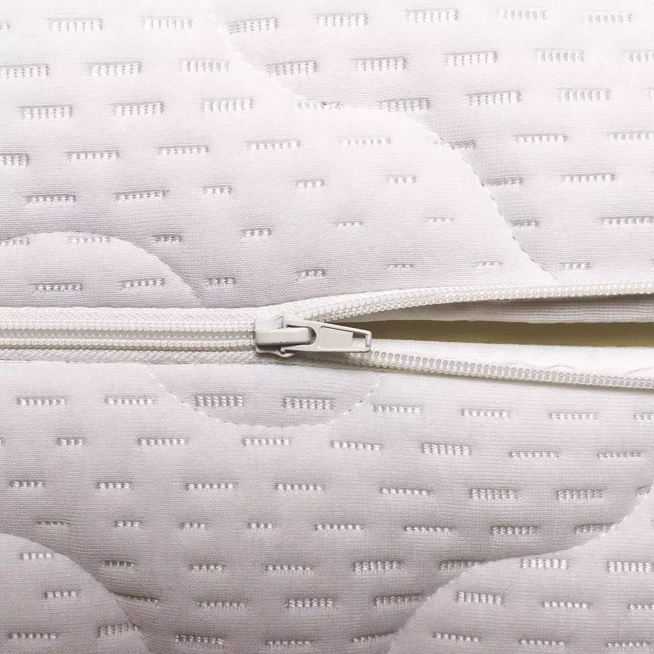 Detailed view of the zip on the cover of the billerbeck Wash Star mattress