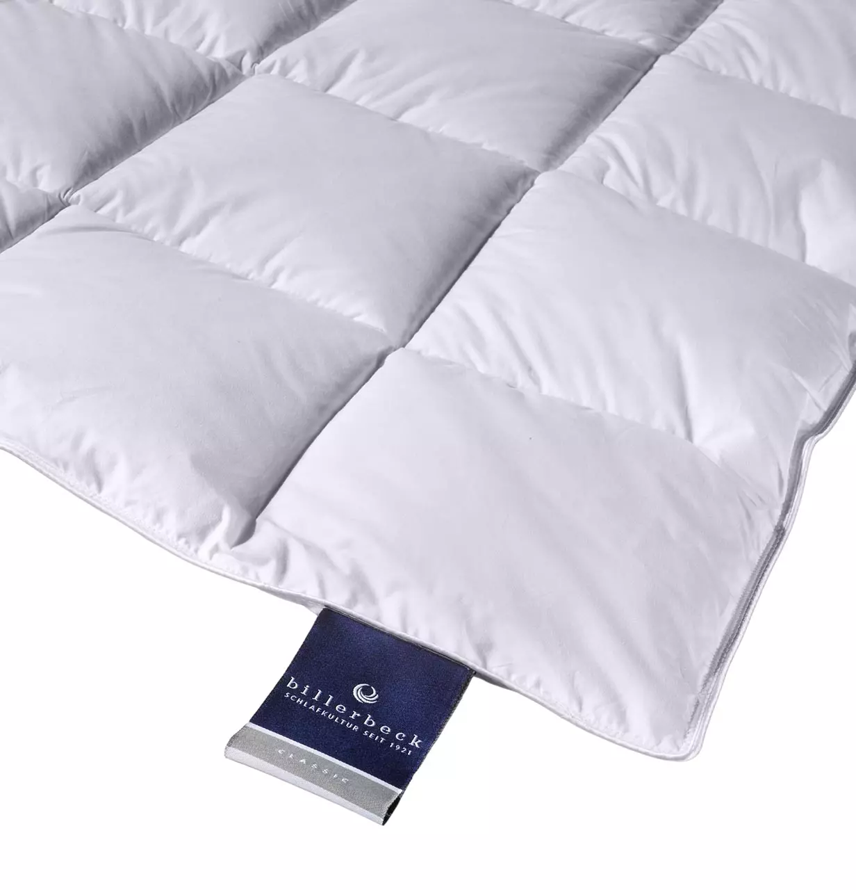 Detailansicht Logo Daunendecke Almira mit Wärmestufe leicht von billerbeck – weicher Bezug und feine Steppung