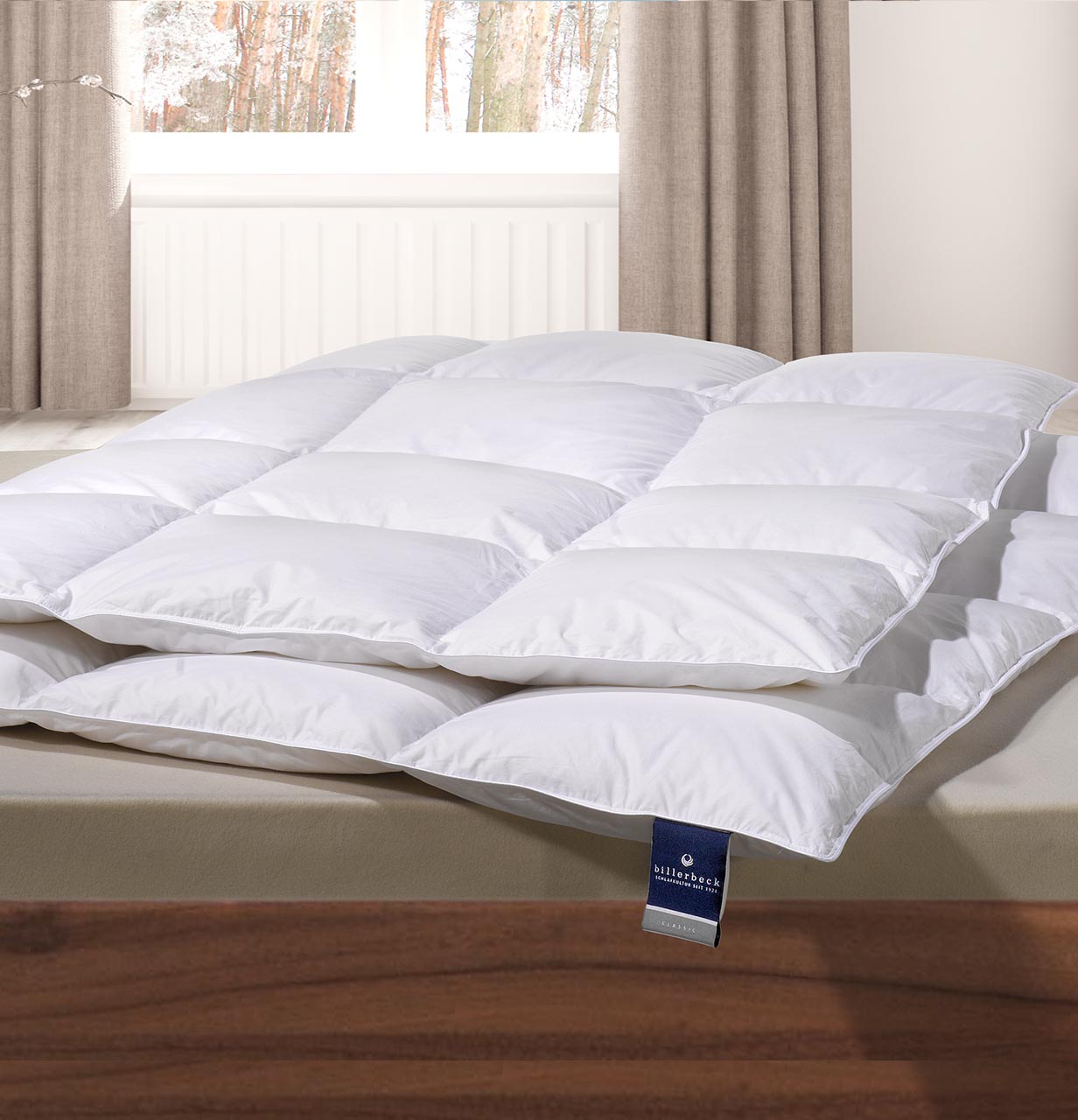 Gefaltete Daunendecke Almira mit Wärmestufe warm von billerbeck – elegante Bettdecke mit Daunenfüllung