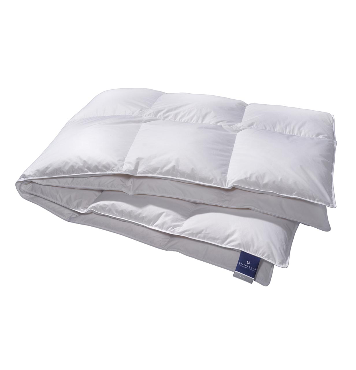 Daunendecke Almira gefaltet. Wärmestufe warm von billerbeck und Etikett – erstklassige Verarbeitung im Detail