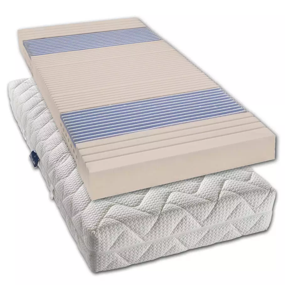 Matratzenkern der billerbeck Kaltschaummatratze Wellfoam über einer Matratze mit Bezug