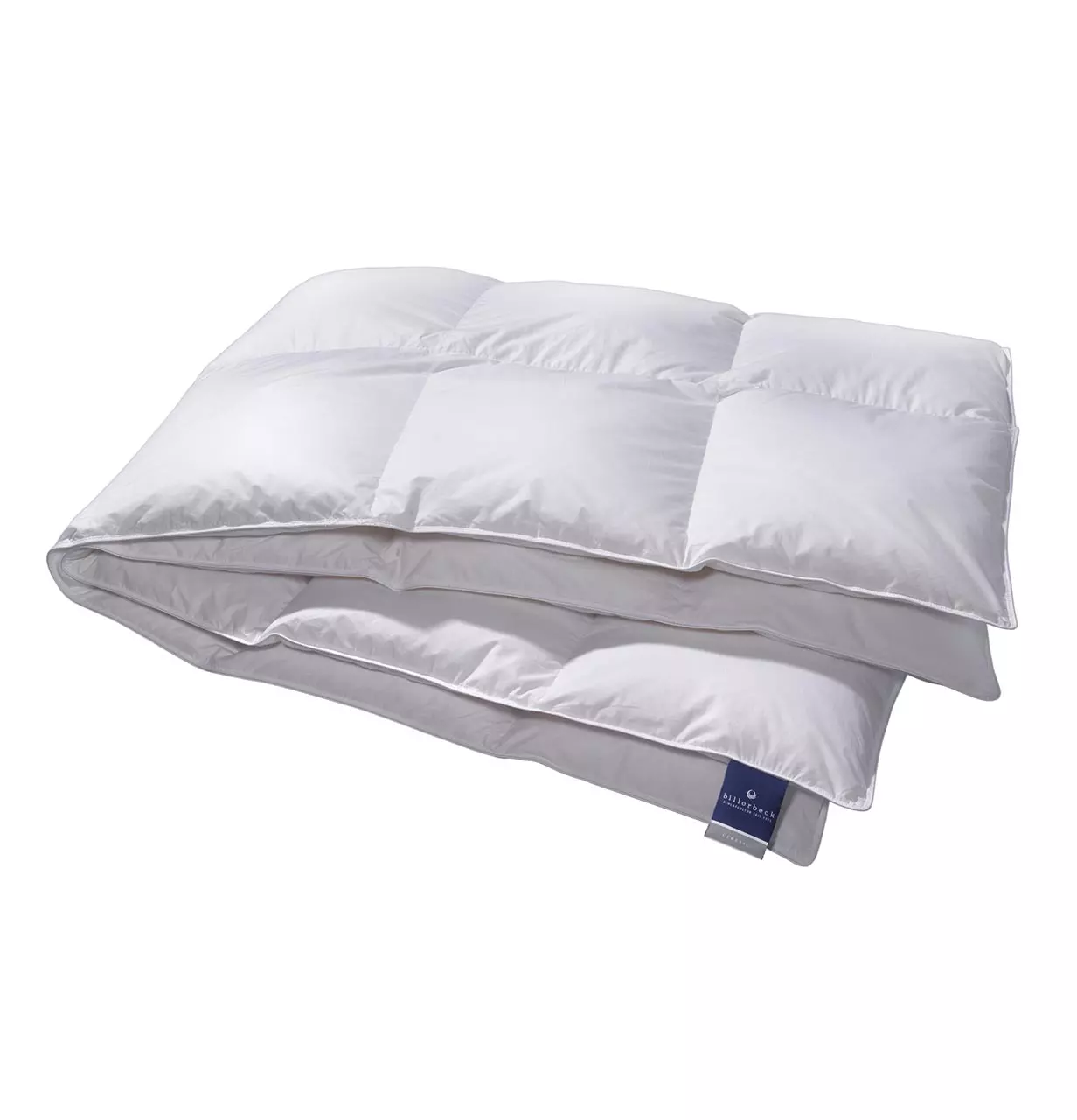 Daunendecke Almira gefaltet. Wärmestufe warm von billerbeck und Etikett – erstklassige Verarbeitung im Detail