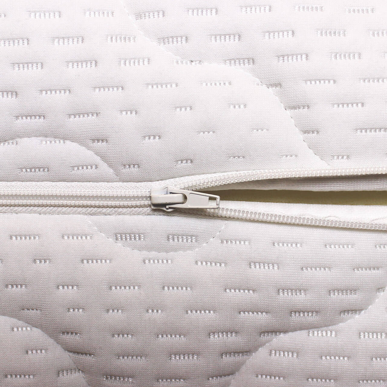 Detailed view of the zip on the cover of the billerbeck Wash Star mattress