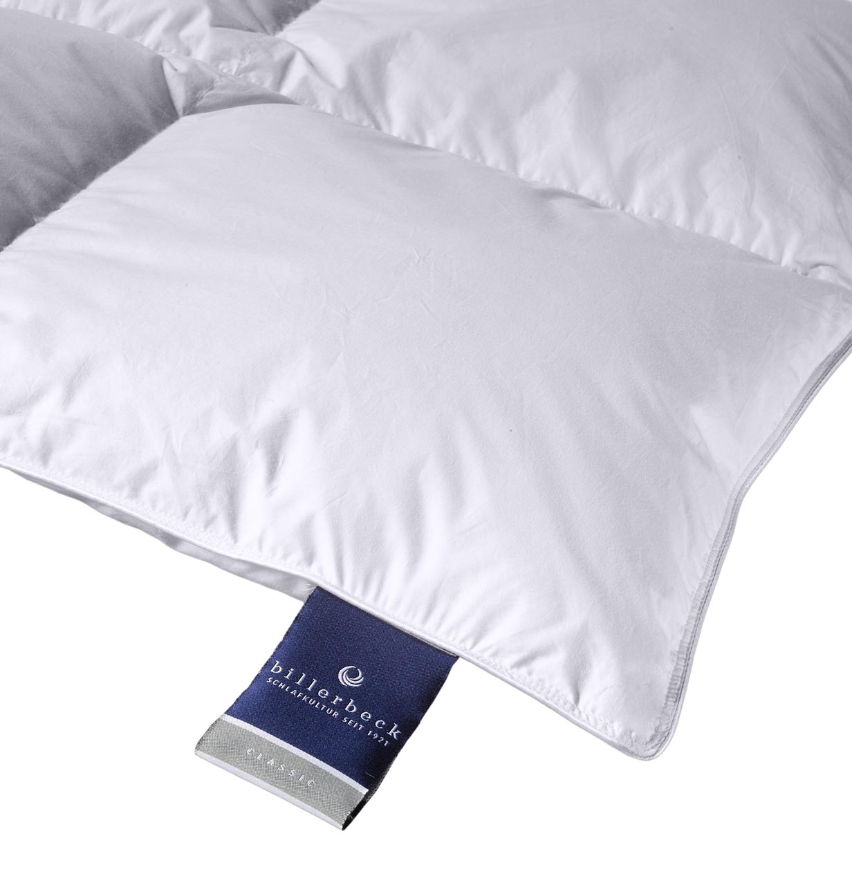 Daunendecke Almira mit Wärmestufe warm von billerbeck und sichtbarem Logo – hochwertige Verarbeitung und Markenqualität